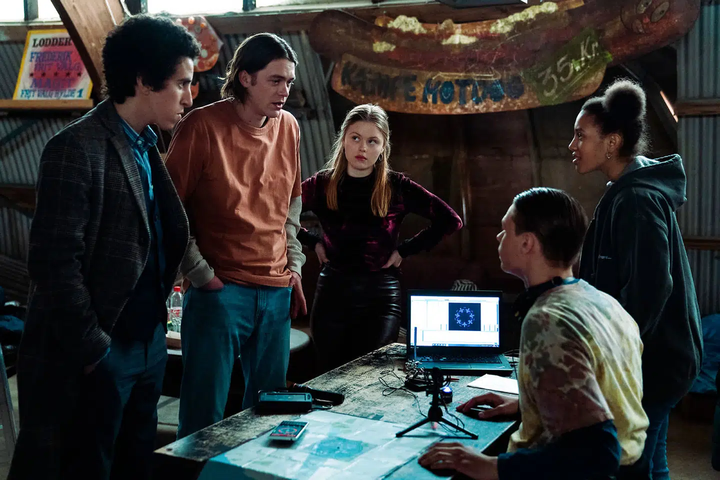 Diversitet er i højsædet, og vennegruppen tæller flere farver og seksualiteter og en kørestolsbruger. Det er fint nok, men det er så også næsten det eneste positive ved »Chosen«.