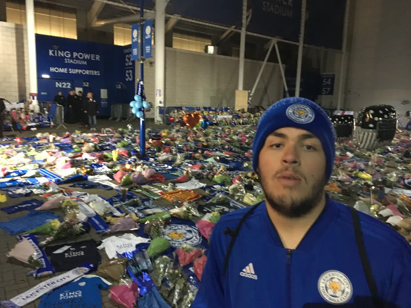 Den inkarnerede Leicester-fan Jack Marson søndag aften foran klubbens stadion – få minutter efter, at han har modtaget den bekræftede nyhed om i alt fem dræbte under lørdagens helikopterstyrt, heriblandt klubejer Vichai Srivaddhanaprabha.