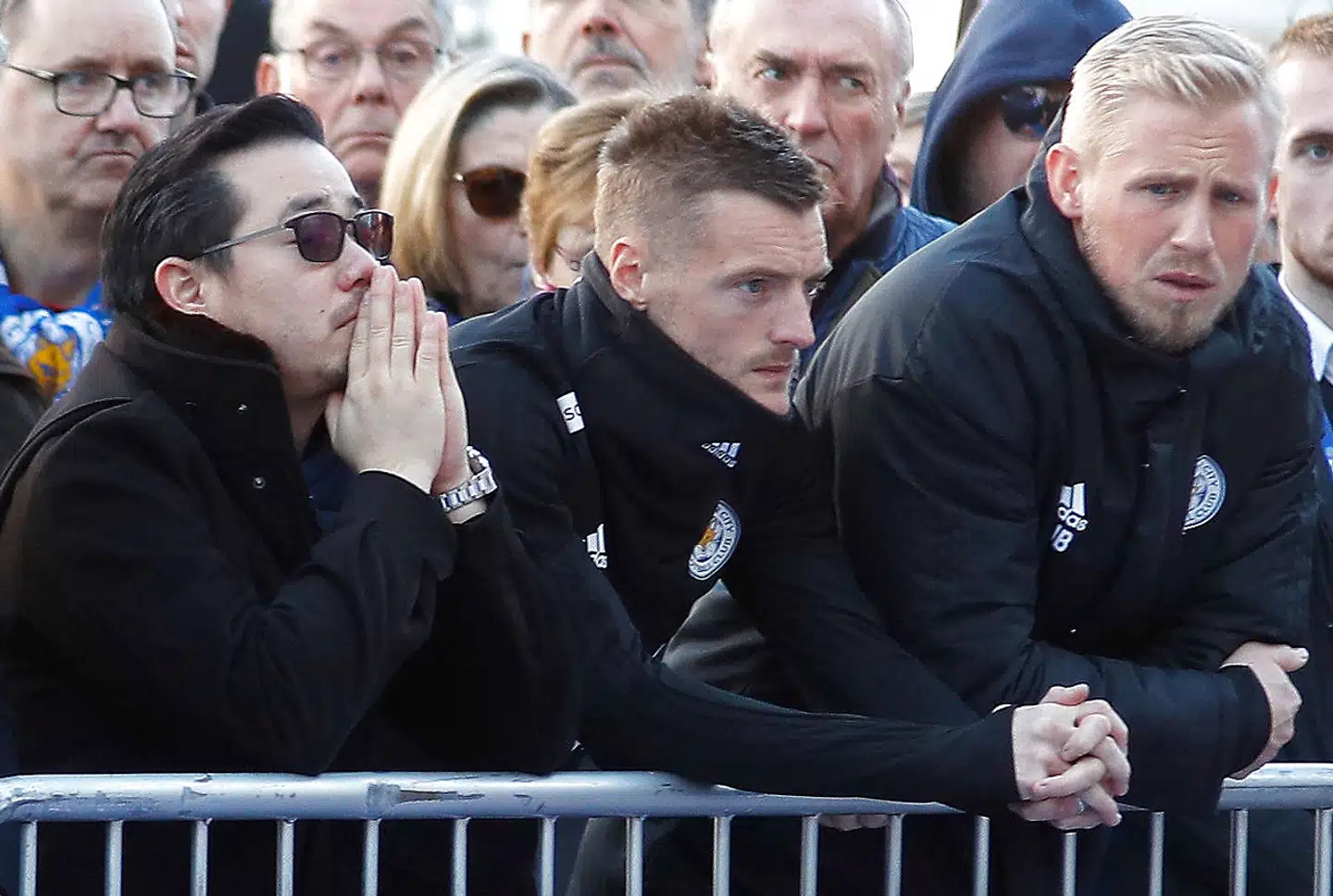 Khun Aiyawatt Srivaddhanaprabha, søn af Leicester Citys ejer, Vichai Srivaddhanaprabha, Jamie Vardy samt Kasper Schmeichel ved mindestedet.