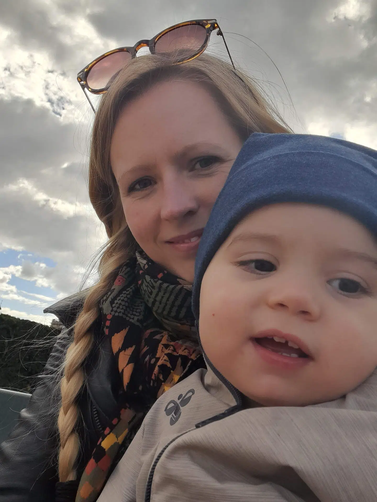»Det virker fuldstændig hul i hovedet,« siger Melanie Hartvigsen om udsigten til at få udsigt til asfalt i gården nedenfor lejligheden. Privatfoto