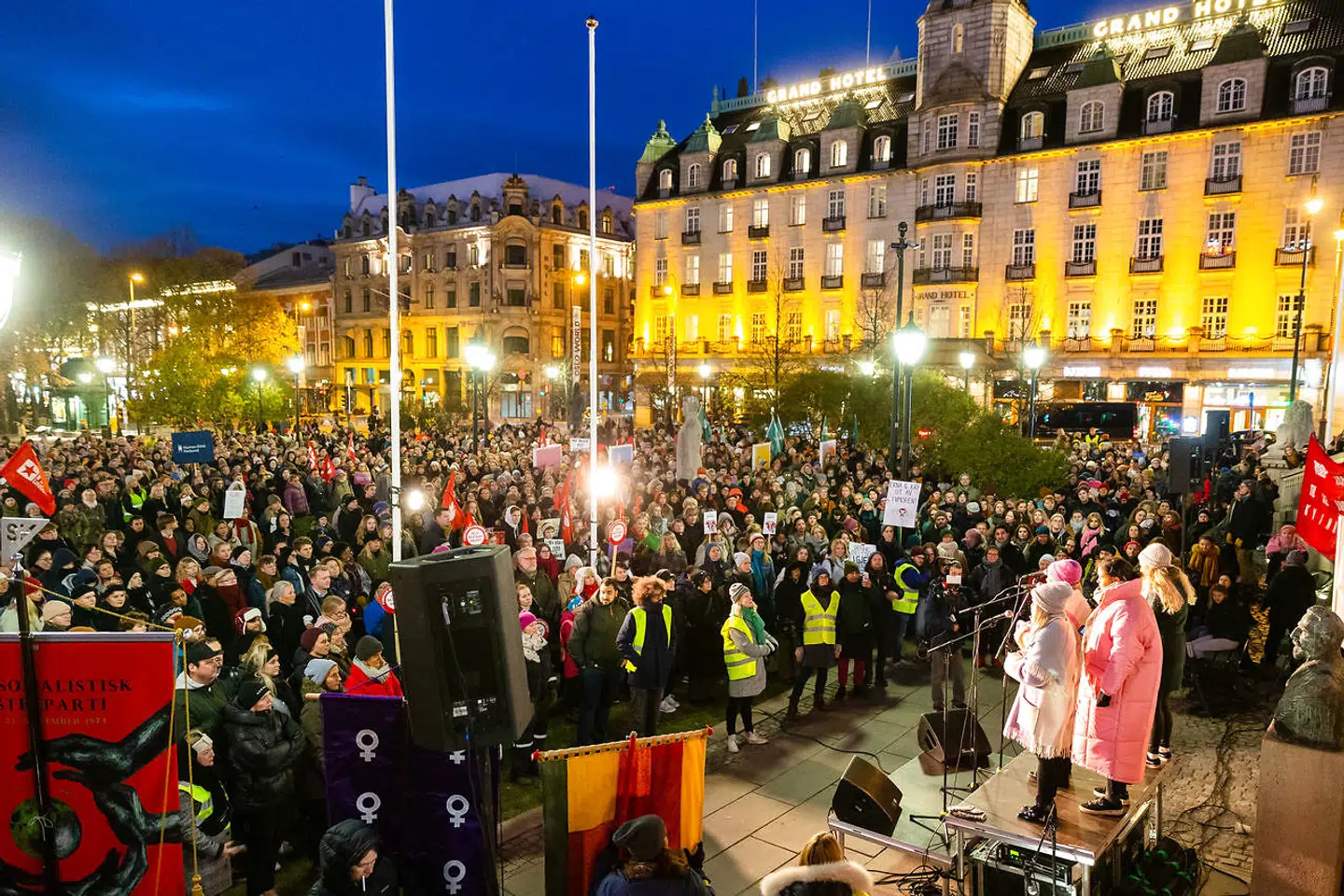 Demonstration for retten til abort på Eidsvolls Plass foran Stortinget i Oslo mandag aften.