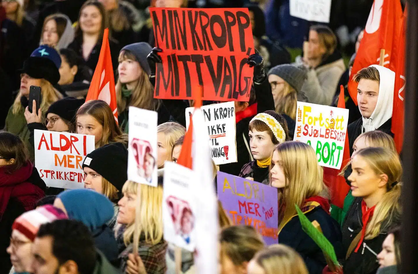 Demonstration for retten til abort på Eidsvolls Plass foran Stortinget i Oslo mandag aften. Foto: Braastad, Audun/Ritzau Scanpix