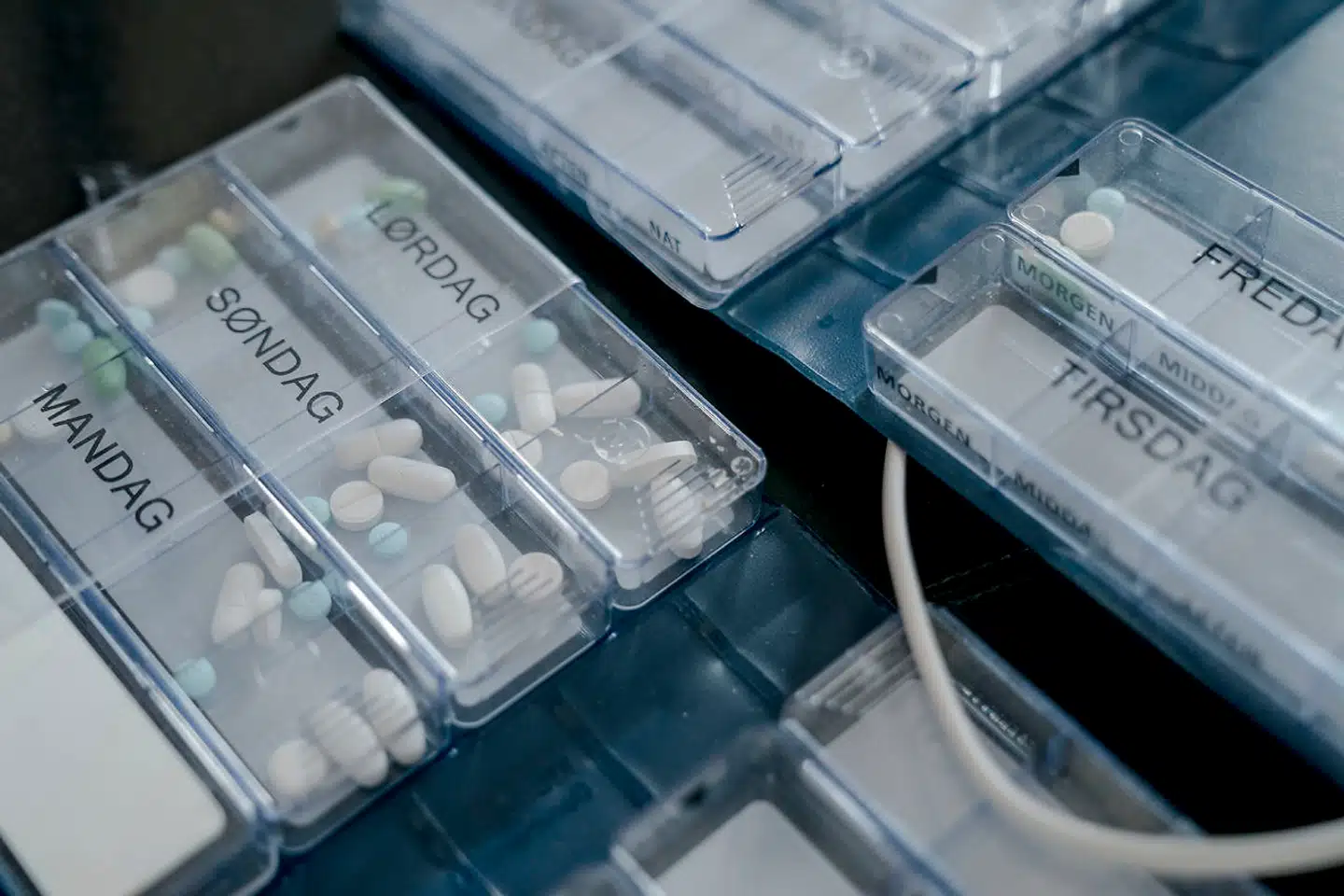 Godt 100.000 danskere har et problematisk forhold til smertestillende piller under gruppen opioider. Disse piller fører også til misbrug blandt en gruppe af velfungerende borgere herhjemme.