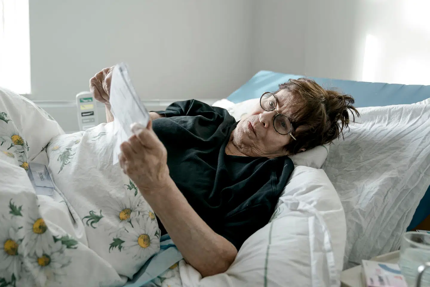 Bente Cilleborg på 74 år er i færd med at læse sine udskrivelser af Oxycodon fra apoteket, som hun af to omgange har fået ordineret af en hospitalslæge efter sine to operationer. Da hun fik dem første gang, vidste hun ikke, at de var farlige.