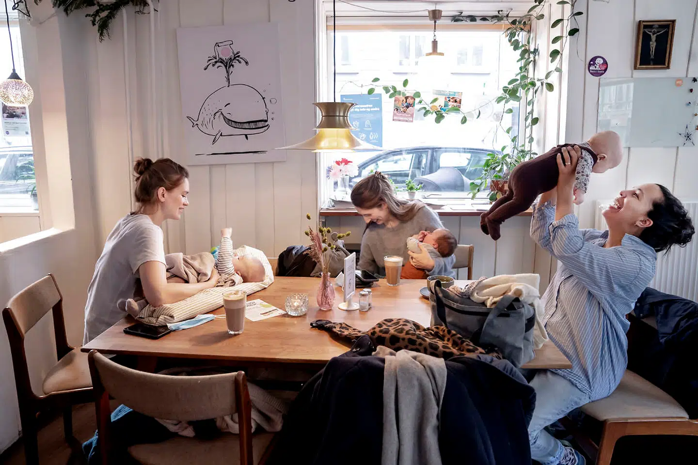 Rio Larsen (th.) med sin datter Ebba. De kommer ofte på cafeen, hvor der et par gange om ugen også er aktiviteter som rytmik.