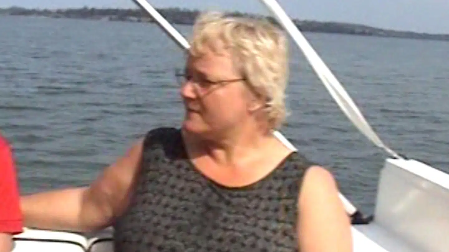 Britta Nielsen ses her i samme båd som de tre personer, der er sigtet for hæleri. Privatfoto