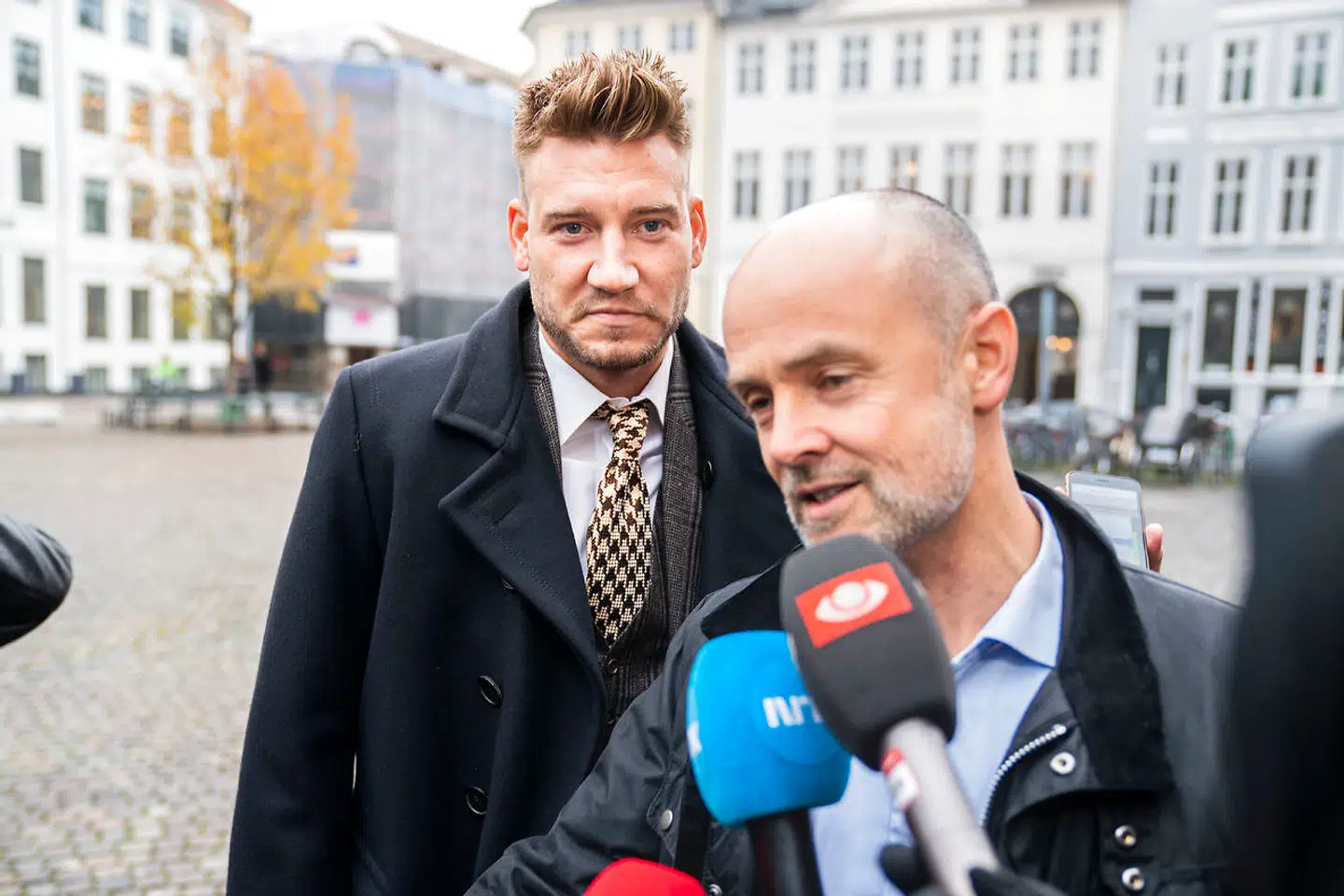 Nicklas Bendtner og advokat Anders Nemeth ankommer. Voldssagen mod fodboldspilleren Nicklas Bendtner behandles ved Københavns Byret, fredag den 2. november 2018. Nicklas Bendtner er blevet tiltalt for vold mod en taxichauffør i København, mens chaufføren er blevet tiltalt for forsøg på vold. "Bemærk: Tiltalte har givet samtykke til Ritzau Scanpix til fotografering under ankomst og exit i forbindelse med retsmødet, fredag den 2. november 2018."(Foto: Martin Sylvest/Scanpix 2018)