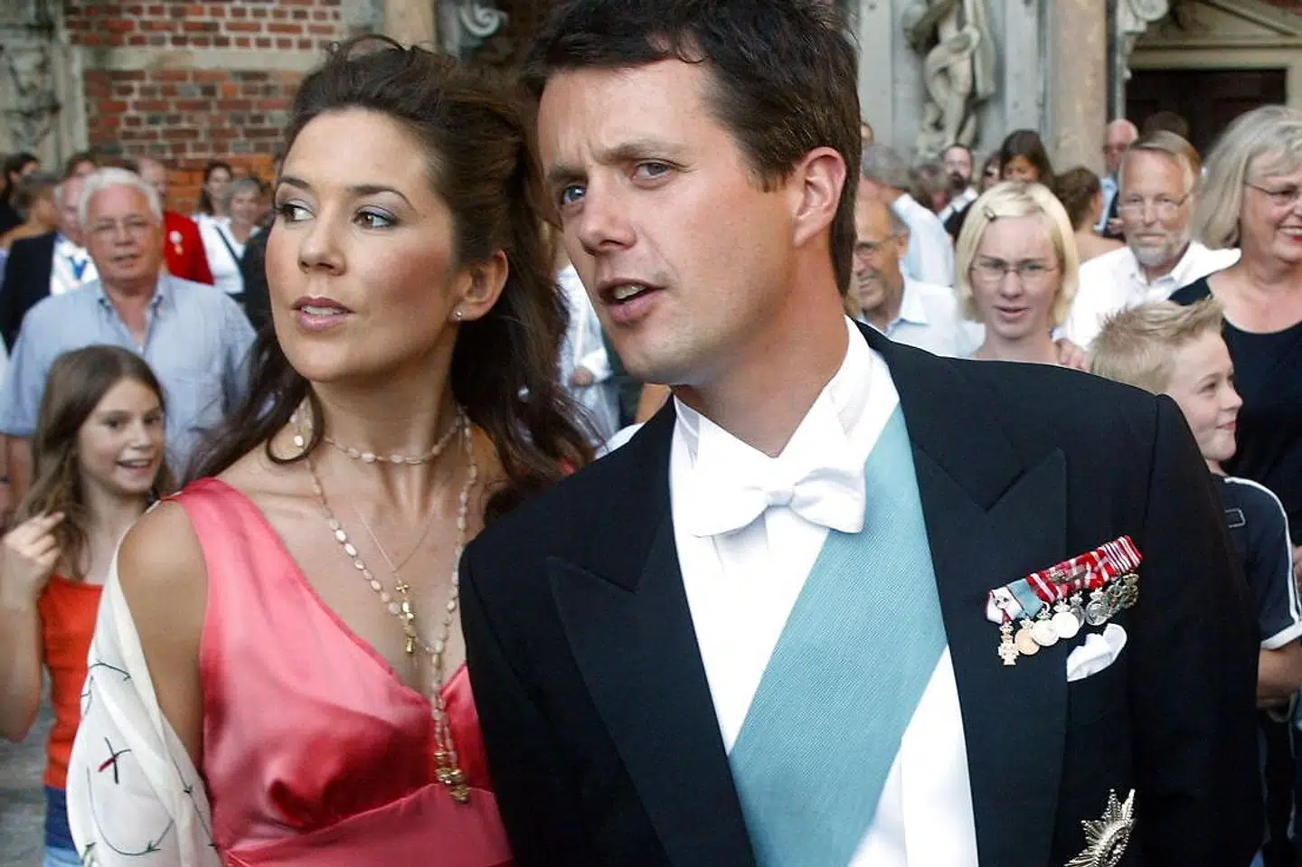 I sommeren 2002 rykkede Mary til Danmark og var ved Kronprinsens side. Her er parret til baron Otto Reedtz-Thott' og Helle Zoefting' bryllup.