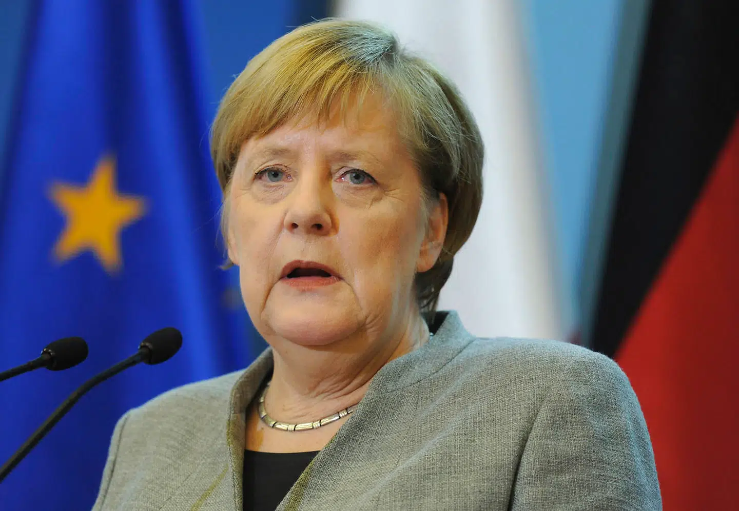 Trods mandagens dramatik er Merkel fortsat kansler, og i denne uge var hun både på besøg i Ukraine og Polen. I henhold til den tyske forfatning vil en ny CDU-formand ikke kunne fyre Merkel. Det kan kun den tyske Forbundsdag, men det kræver, at den kan indsættte en ny kansler med et konstruktivt mistillidsvotum. Merkel kan også selv vælge at tage en tillidsafstemning i Forbundsdagen og dermed med al sandsynlighed udløse nyvalg.