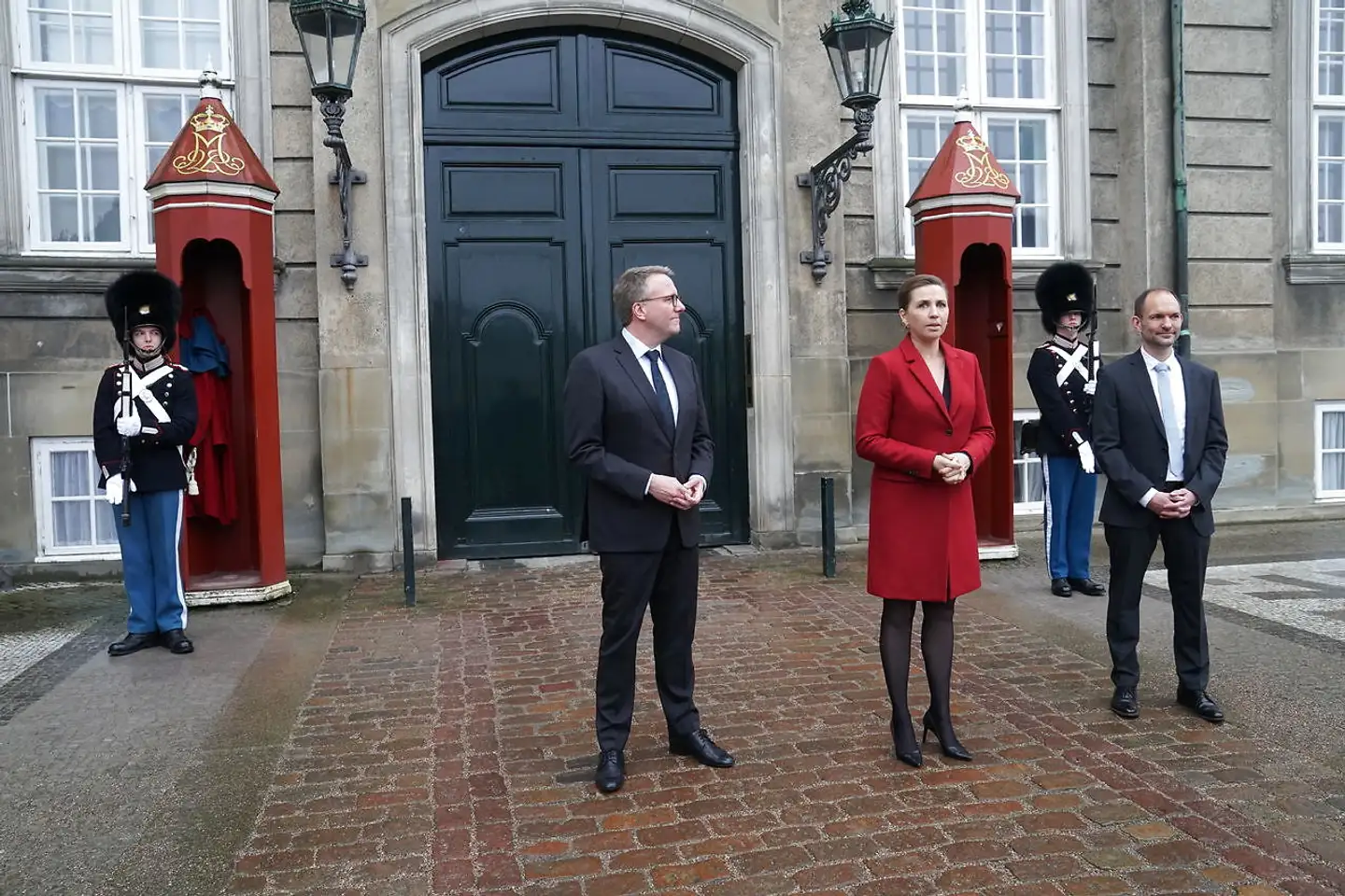 Mette Frederiksen præsenterer nu ændringer i regeringen, efter Benny Engelbrecht torsdag valgte at trække sig som transportminister.