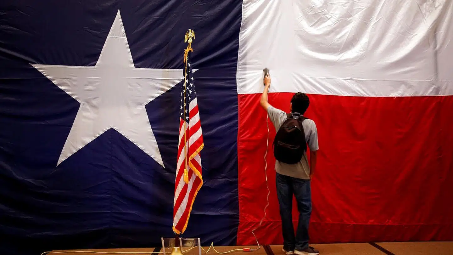 En mand stryger Lone Star Flag i Texas.