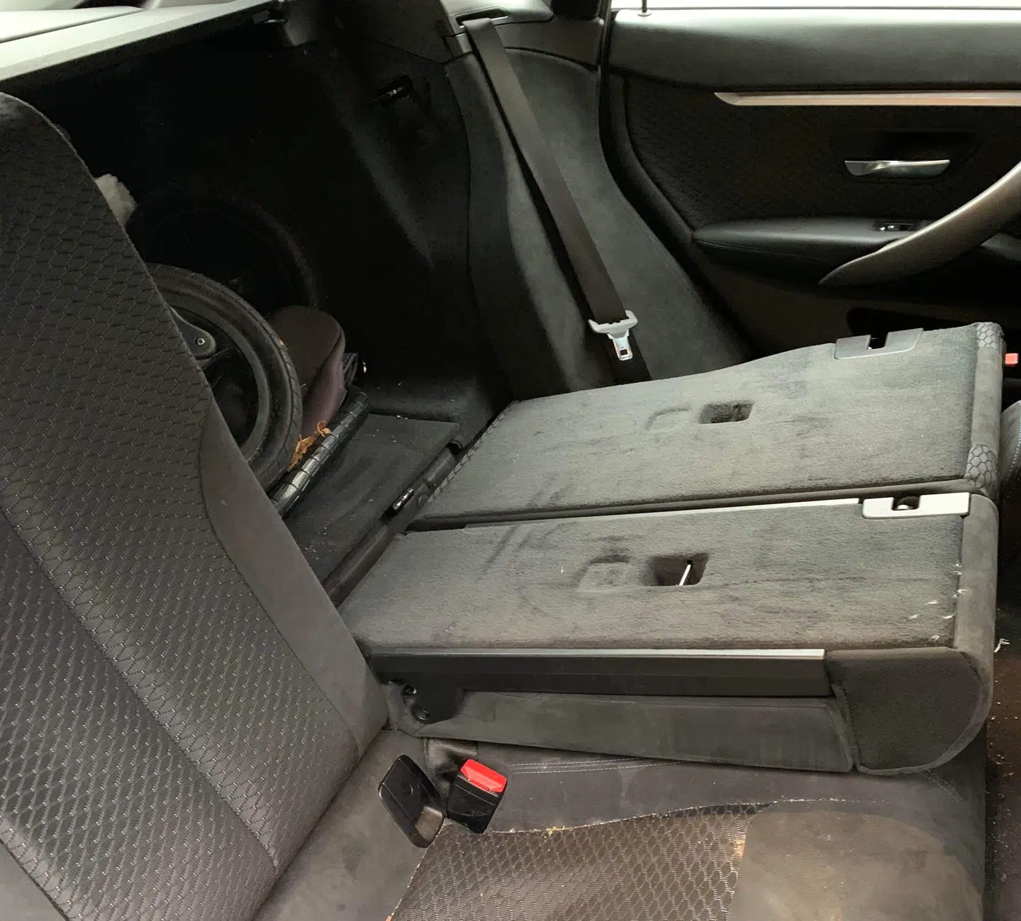 Tyvene havde også været inde på bilens bagsæde.