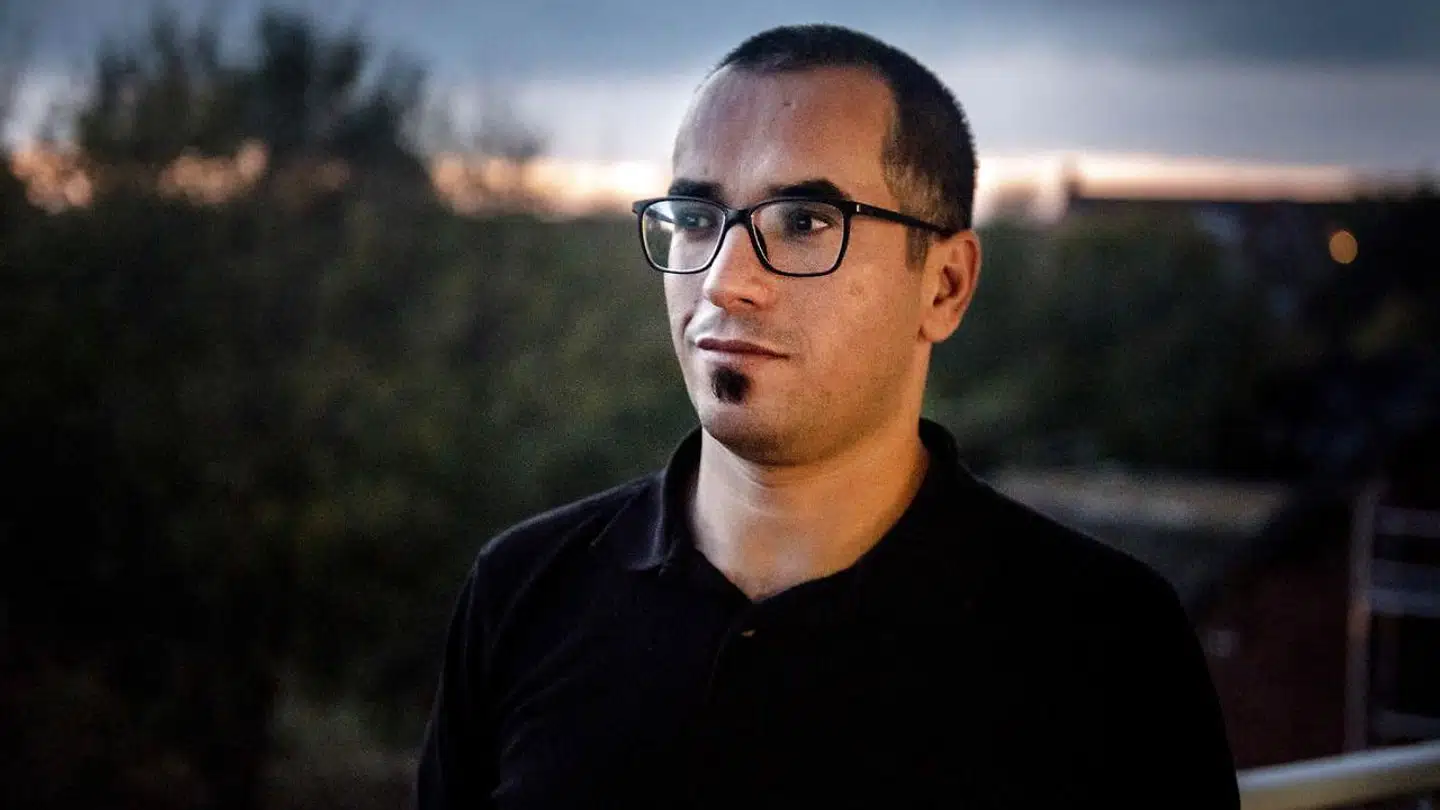 Yaqoub al-Tostari, talsmand for ASMLA-organisationen, som kæmper for retten til selvbestemmelse i byen Ahwaz i Iran, hvor gruppens medlemmer kommer fra. I Danmark er der ifølge talsmanden omkring fem medlemmer, og på landsplan er der angiveligt »hundredvis« af medlemmer. Berlingske vælger at skrive navnet på den ene af de tre sigtede, fordi han tidligere har udtalt sig til avisen om den sag, han nu er sigtet i.