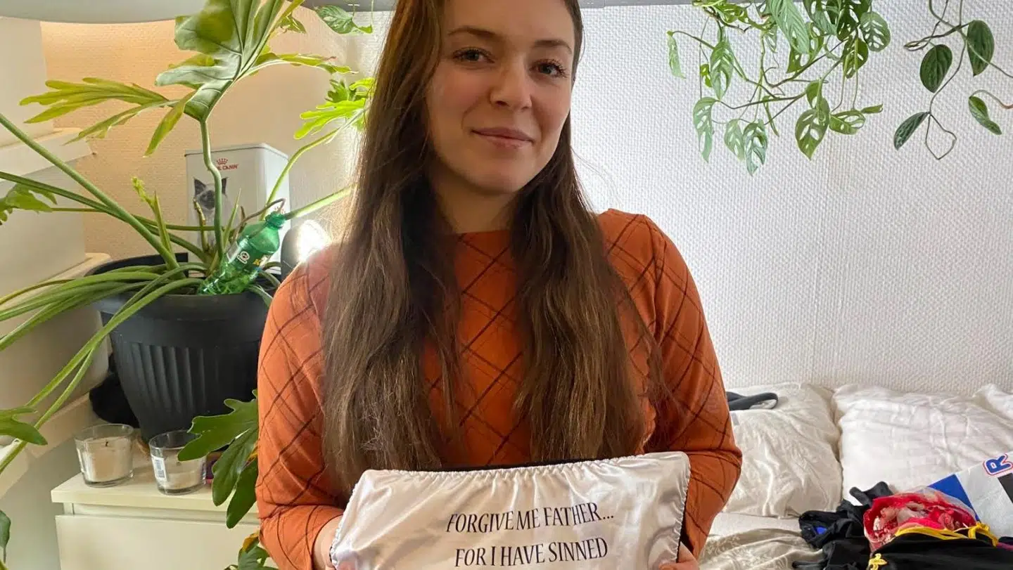 'Forgive me father for I have sinned' står der på et par trusser, som Natascha har fået af en kunde.