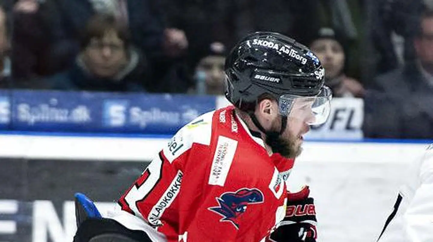 Aalborg Pirates' Thomas Spelling skal vænne sig til at spille med et større visir på hjelmen, end tilfældet er her på billedet fra 2019.