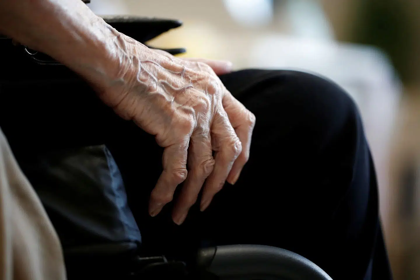 En ny bog fortæller, at den franske plejehjemsgigant Orpea får sit personale til at spare på alt for at sikre et større overskud.