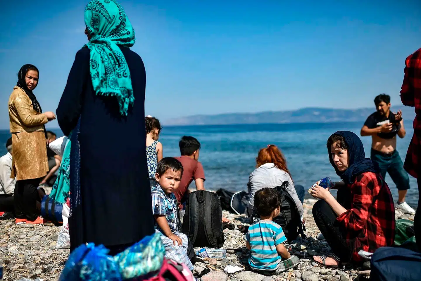 FNs migrationspagt har udløst stor debat i en række lande. I sidste uge meddelte Østrig, at landet ikke vil underskrive pagten. I denne uge har debatten ramt Tyskland. Pagten blev færdigforhandlet af alle FN-lande, med undtagelse af USA, i juli. Siden har blandt andre Australien, Polen og Ungarn vendt sig imod pagten. Den nye pagt regulerer kun migrations- og ikke flygtningepolitikken. I august ankom migranter fra Afghanistan til den græske ø Lesbos. Ifølge FN døde 1.500 flygtninge og migranter i de første syv måneder af 2018 i forsøg på at krydse Middelhavet til Europa.