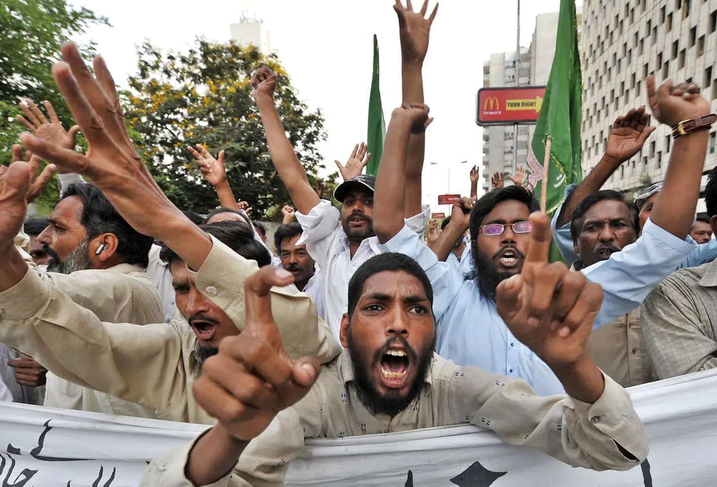 Demonstration mod Muhammed-tegningerne. Ekspert sammenligner det med Muhammed-krisen, når han omtaler en »ganske alvorlig situation«, hvor der angiveligt bliver spredt falske historier om, at Sverige tvangsfjerner muslimske børn.