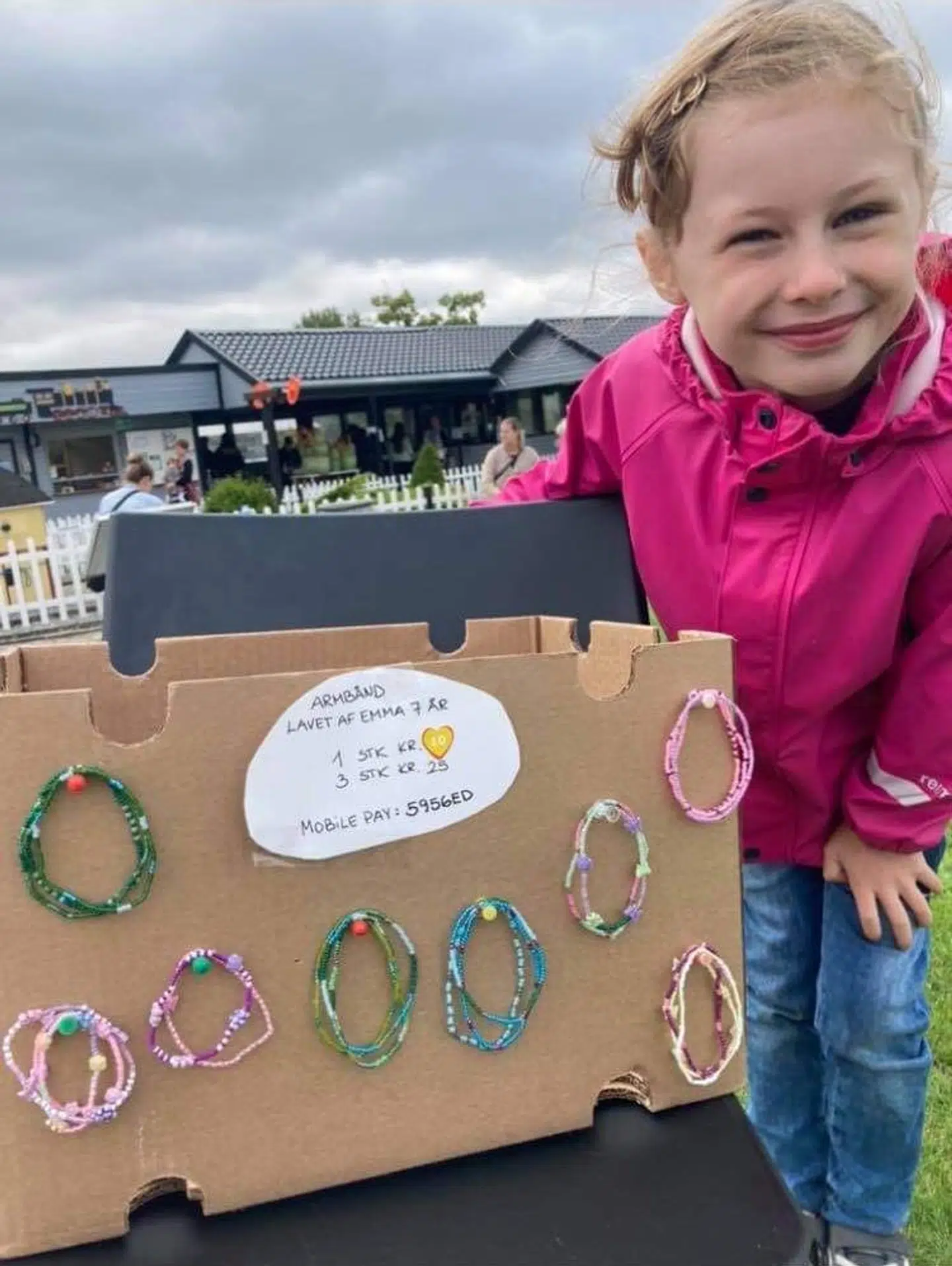 Ideen til boden opstod, da familien var på ferie i Vestjylland i sommerferien. Emma lavede armbånd sammen med sin mor, og de tænkte, at det kunne være sjovt at prøve at sælge dem i en lille bod ude foran sommerhuset. Foto: Privat