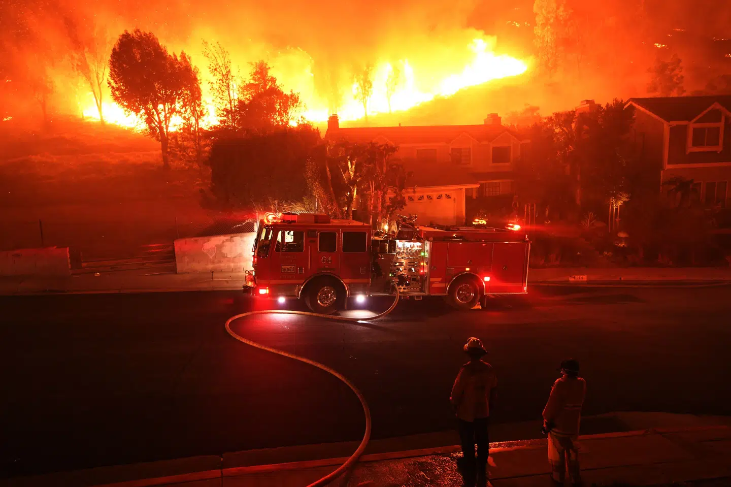 Flere steder i delstaten Californien er brandene ude af kontrol. Her kæmper brandfolk med at slukke ilden i et boligkvarter. Kevork Djansezian/Ritzau Scanpix