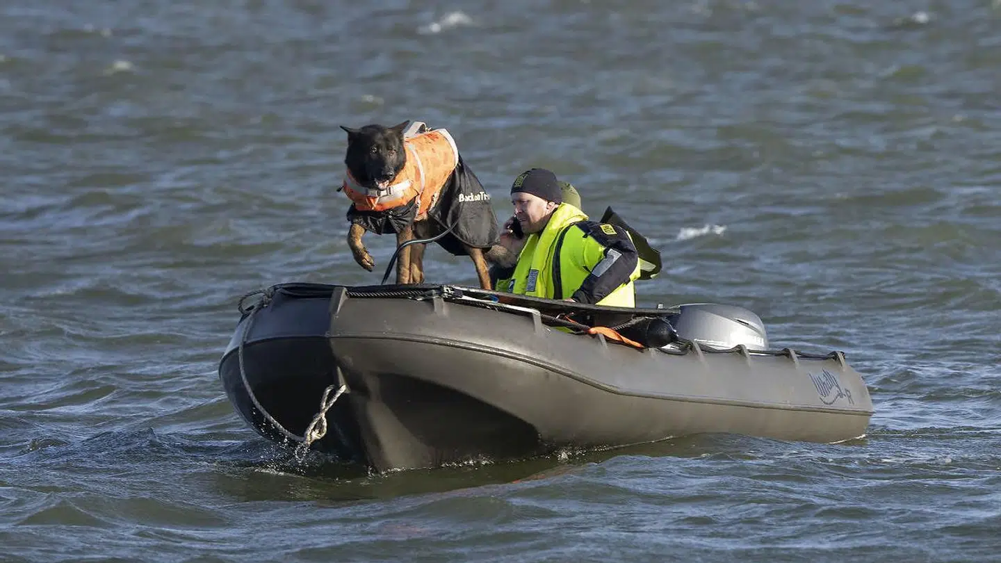 På trods af både dykkere og vandsøgshunde i Limfjorden, har politiet ikke fundet spor efter den forsvundne Oliver Ibæk Lund.