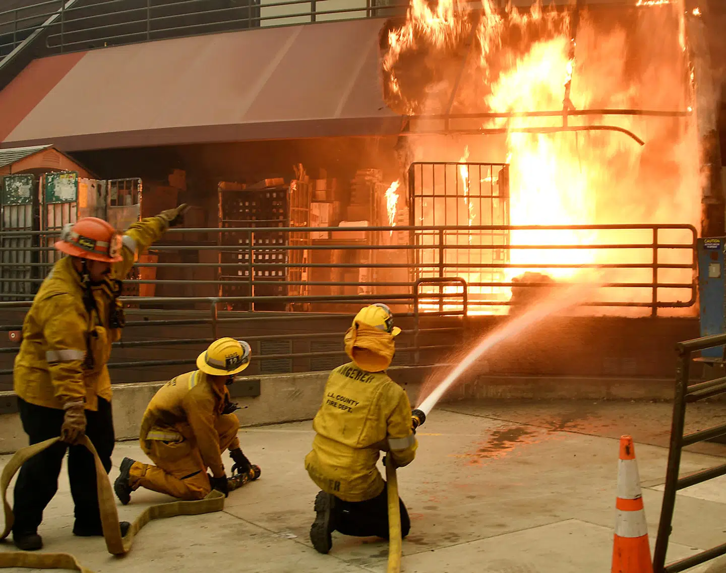 Brandfolk kæmper mod flammerne i Malibu, Californien, 10. november 2018.