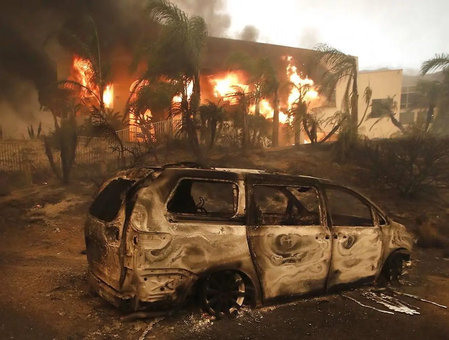 Et hus i brand langs motorvejen i Malibu, Californien. 9 november 2018. EPA