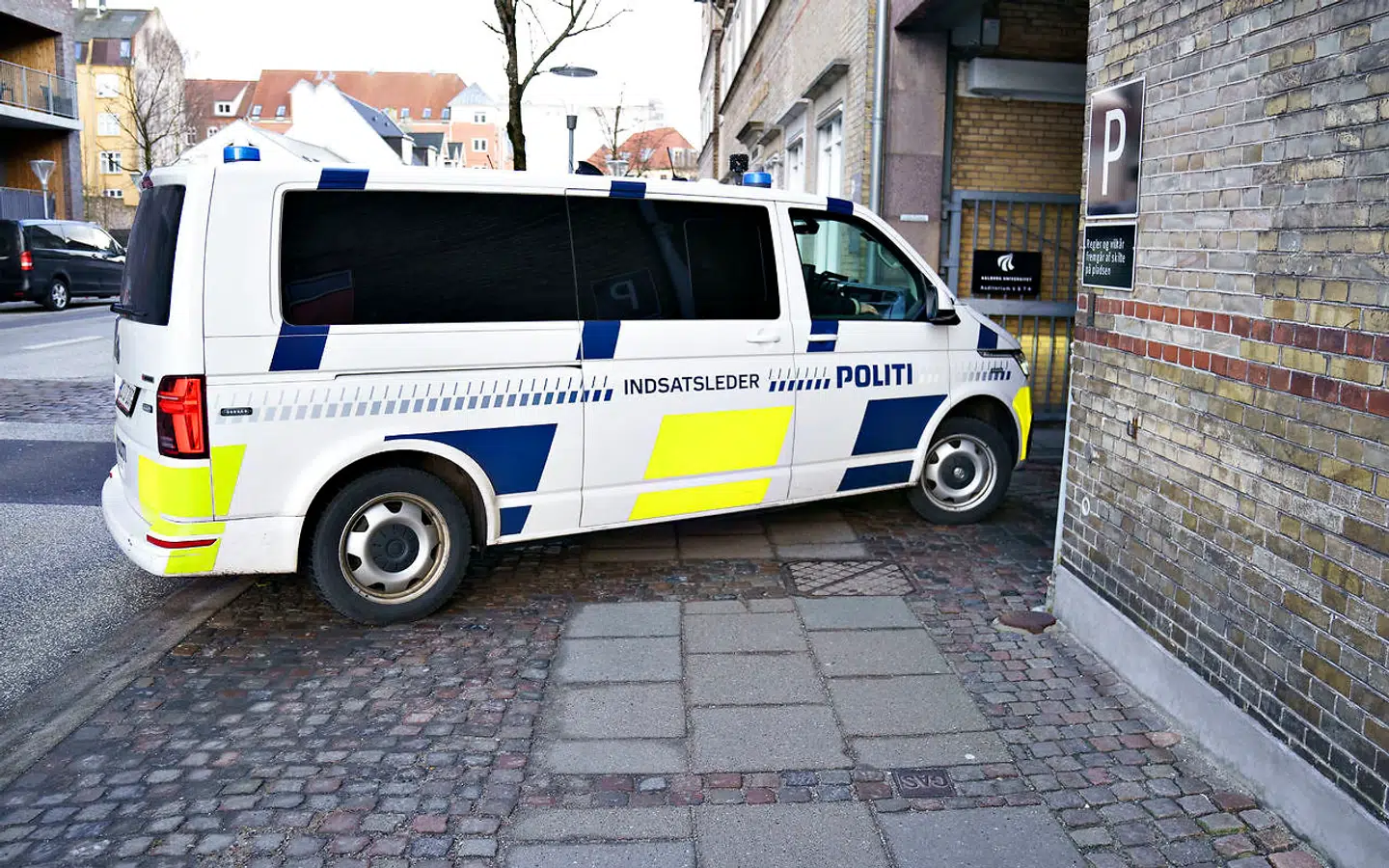 Politi ankommer til Retten i Aalborg torsdag den 10. februar 2022. To mænd, der er anholdt for drab på Mia Skadhauge Stevn, fremstilles i grundlovsforhør.. (Foto: Henning Bagger/Ritzau Scanpix)
