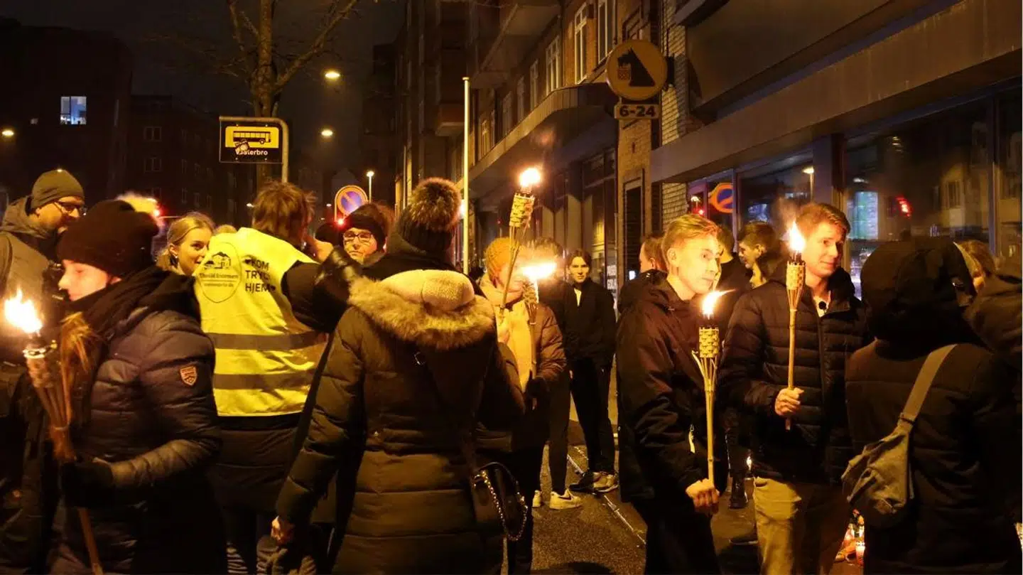 Cirka 200 mennesker var natten til søndag en del af et fakkeloptog i Aalborg.