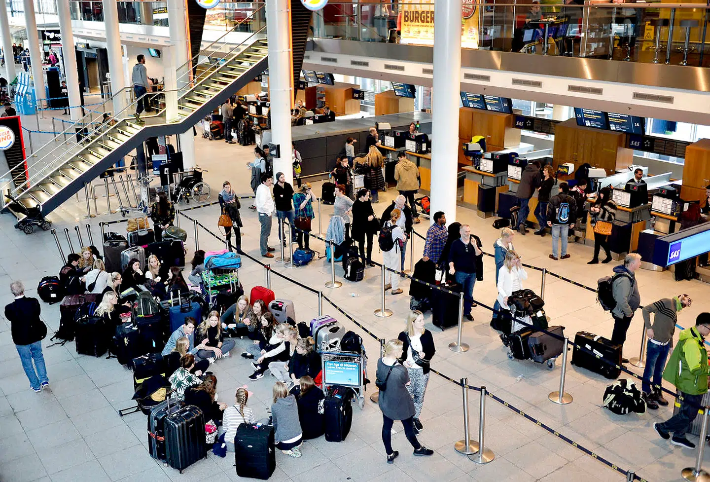 SAS-personale nedlægger arbejdet i Københavns Lufthavn SAS Ground Handlings personale i Københavns Lufthavn har nedlagt arbejdet. Det giver forsinkelser.se RB kl. 10.40 Arkivfoto: rkivfoto:Passagerne valfarter stadig i stor stil til Kastrup.Københavns Lufthavn øgede igen antallet af passagerer markant i februar, hvor specielt lavprisruterne trak op. Arkivbillede fra tidligere i år.BV: Op mod 35.000 skandinaviske rejsende herunder mange danske rammes formentlig onsdag af pilotstrejken i flyselskabet Norwegian. Strejken ligger lige i haleroret af, at SAS hen over weekenden også var ramt af arbejdsnedlæggelser. Kabinepersonalet hos SAS strejker og flere end 60 fly er aflyst. Reportage fra Københavns Lufthavn i Kastrup, lørdag eftermiddag den 28. februar 2015. Her strandede passagerer. (Foto: Simon Skipper/Scanpix 2015)