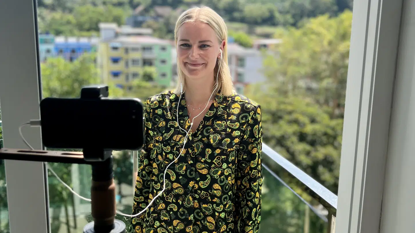 Sophie har allerede været igennem to gange på TV 2 News some livereporter. Hun fortsætter sit job som journalist, mens parret rejser rundt.