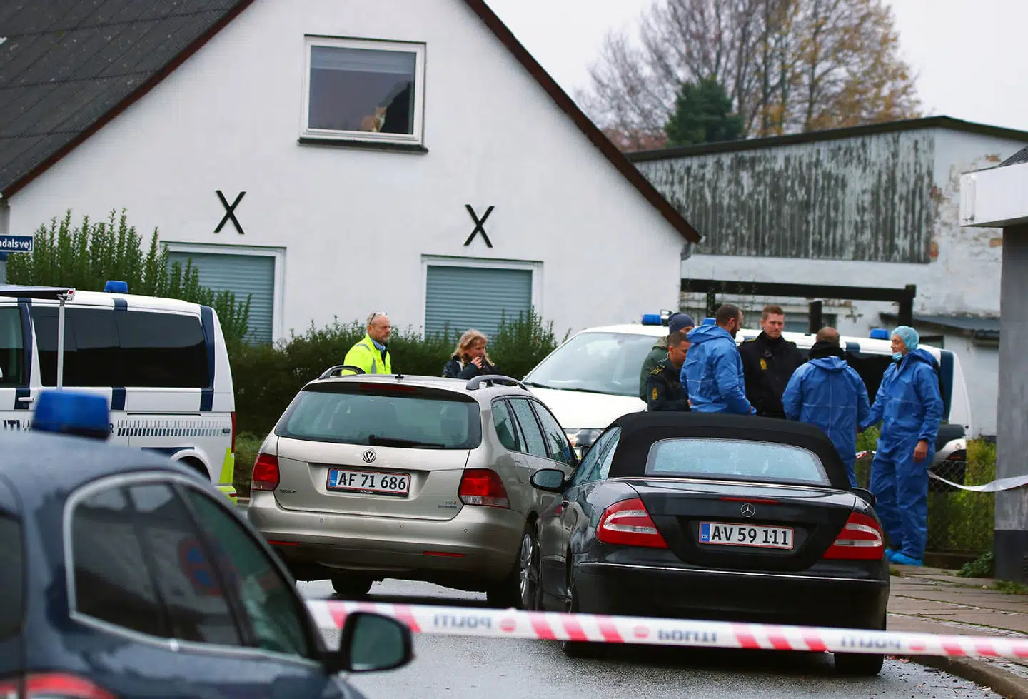 Politiets teknikere arbejder fortsat i Nørregade i Hadsund.