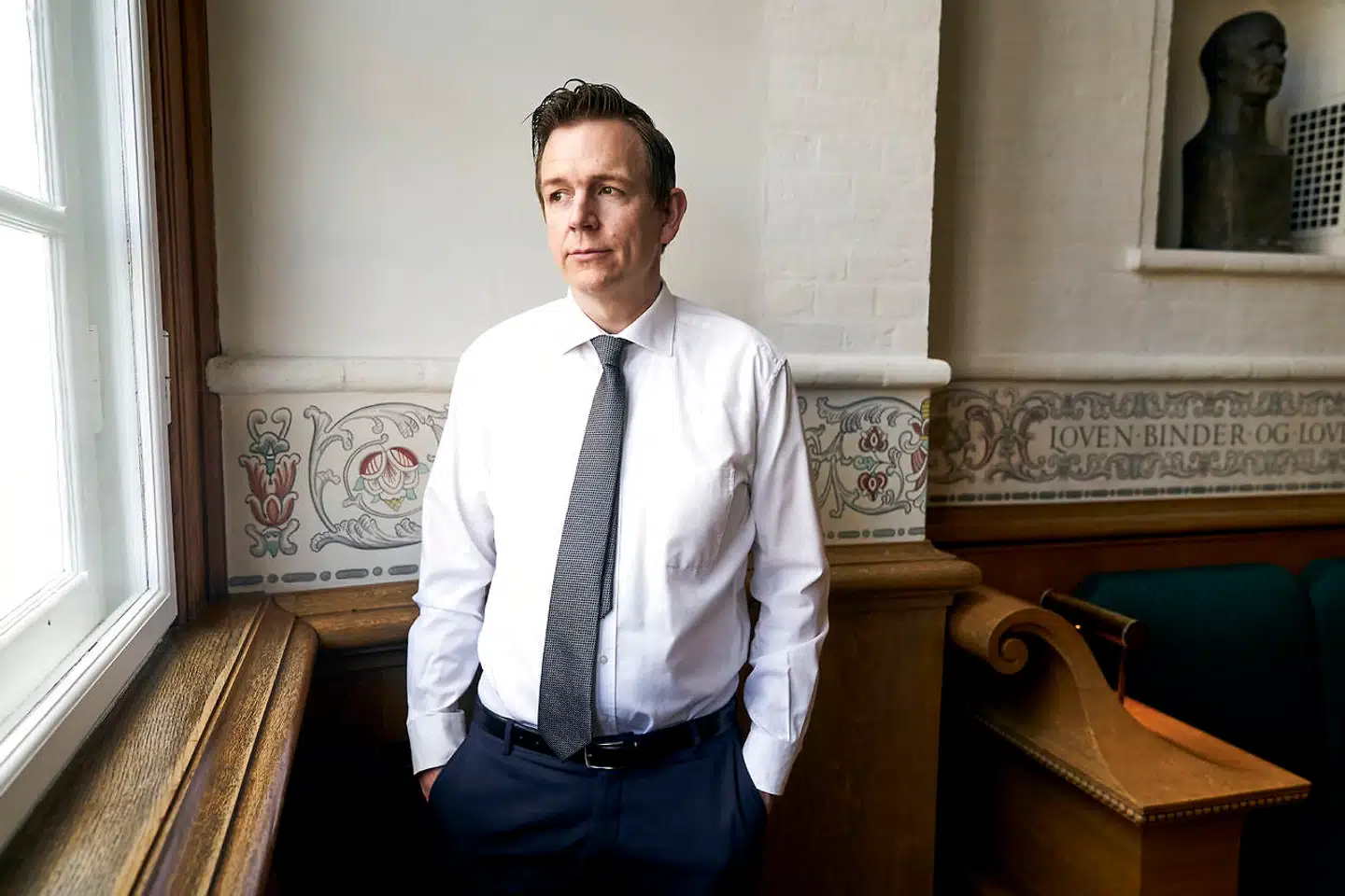 »Det er skuffende, at det borgerlige Danmark har så lidt tillid til vores fælles institutioner,« skriver Socialdemokratiets politiske ordfører, Rasmus Stoklund.