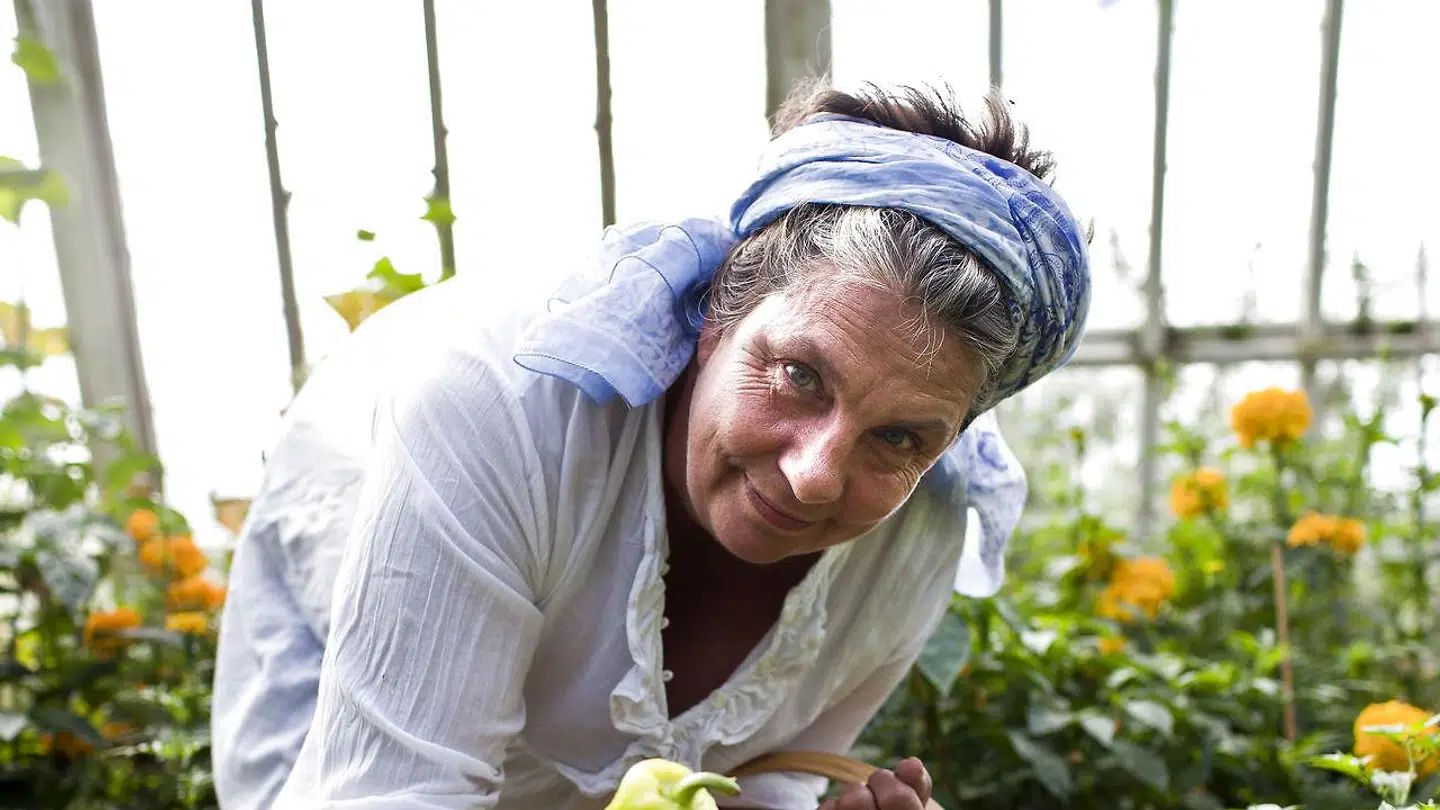 Camilla Plum er selvlært kogekone, foredragsholder, kogebogsforfatter og madskribent.