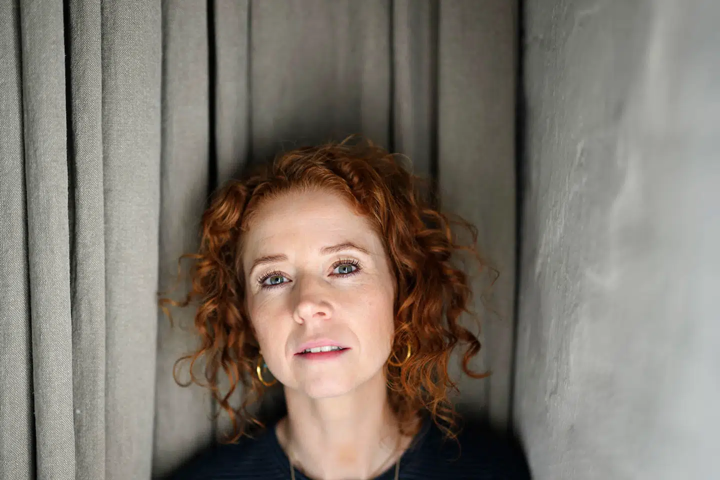 Det er Johanne Louise Schmidt, der spiller den nye statsminister Signe Kragh i »Borgen«. Hun har fået hjælp til at udfylde rollen af tidligere statsminister Helle Thorning-Schmidt.