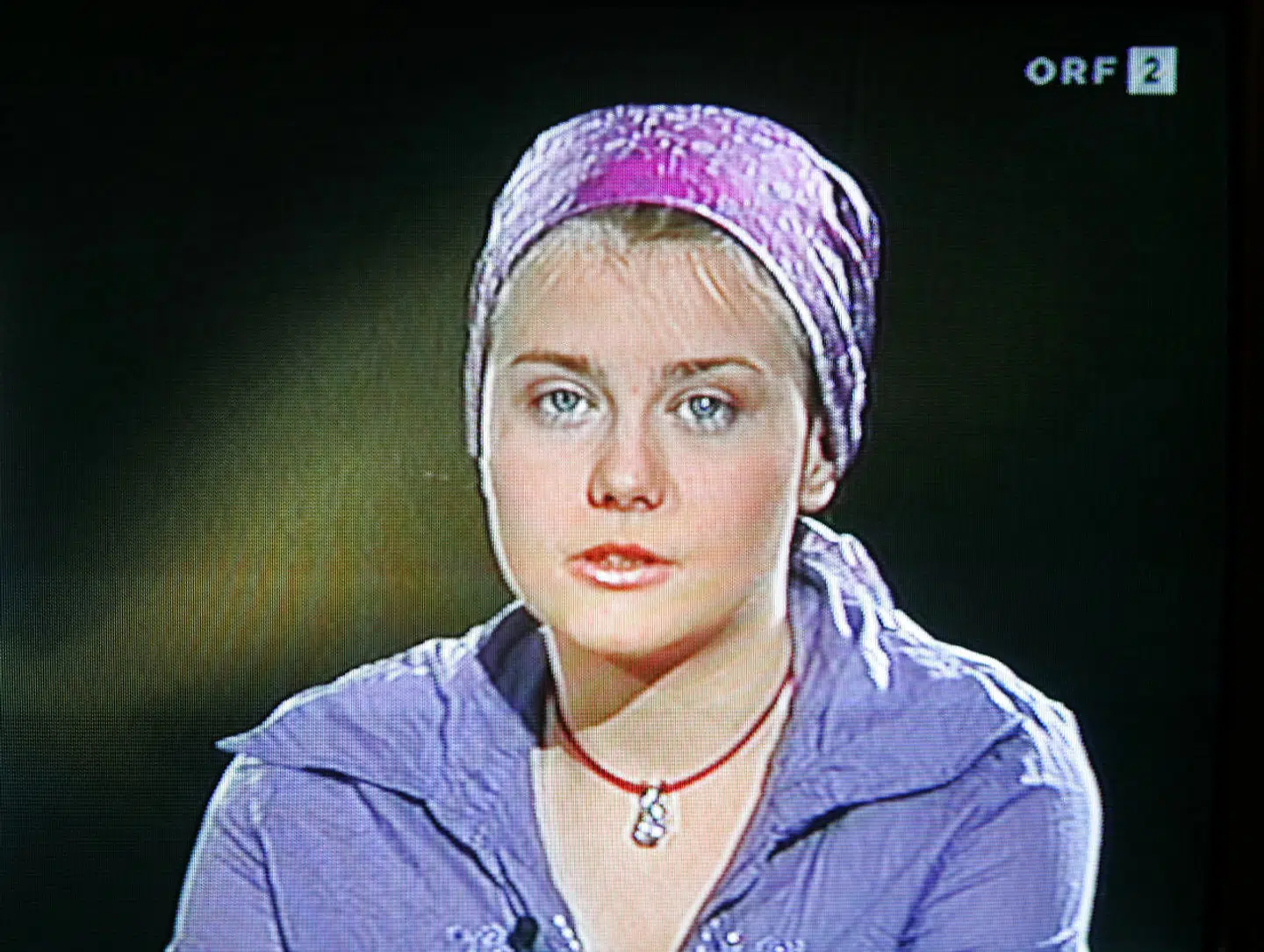 Blot få uger efter sin flugt stillede Natascha Kampusch sig frem i et interview på østrigsk tv. Håbet var, at offentligheden ville få stillet sin sult.