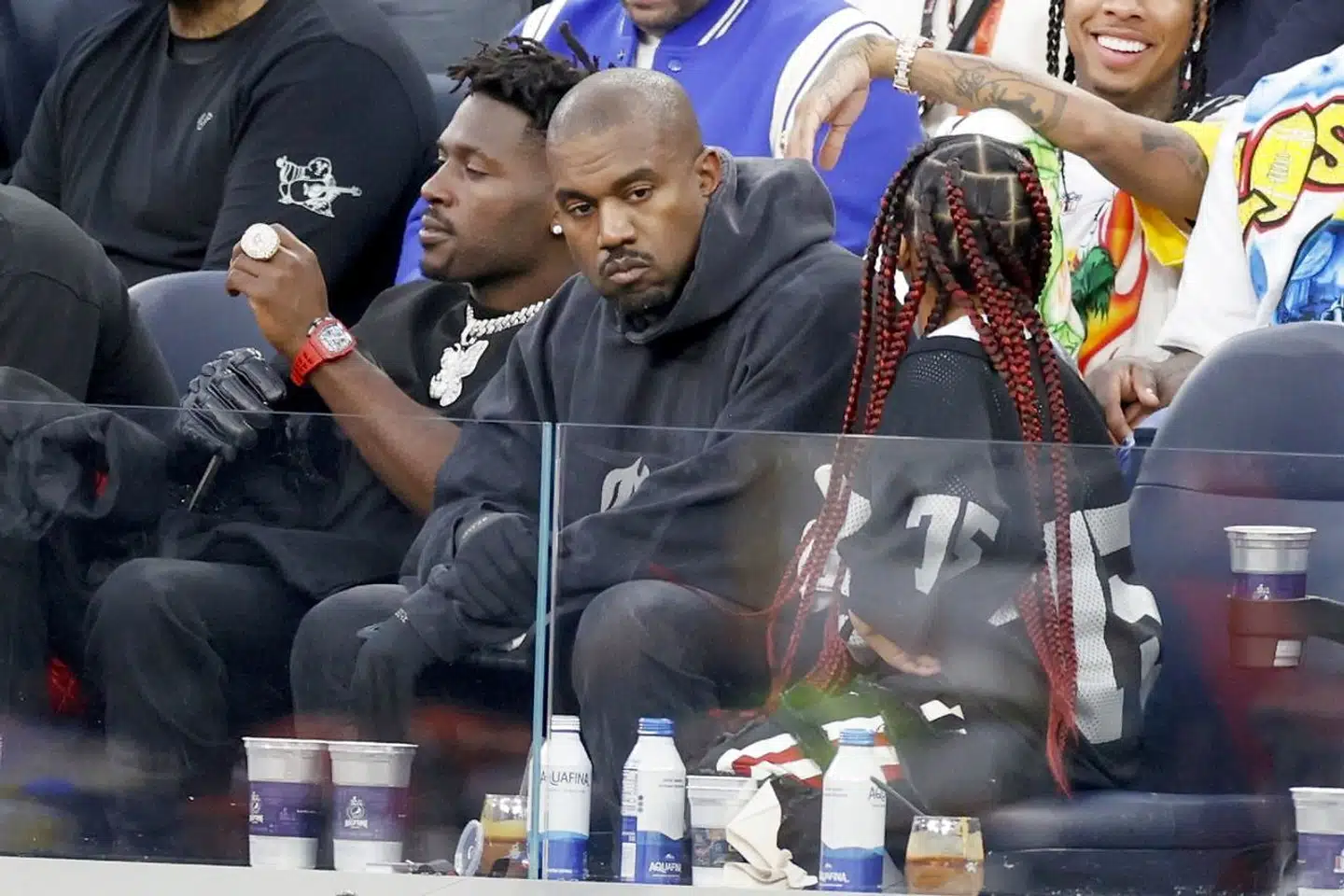Kanye Wests (i midten af billedet) tirader på Instagram søndag gjorde, at han på et tidspunkt var mere omdiskuteret end Super Bowl på sociale medier. Her overværer han kampen med sin datter, North West, der har ryggen til.