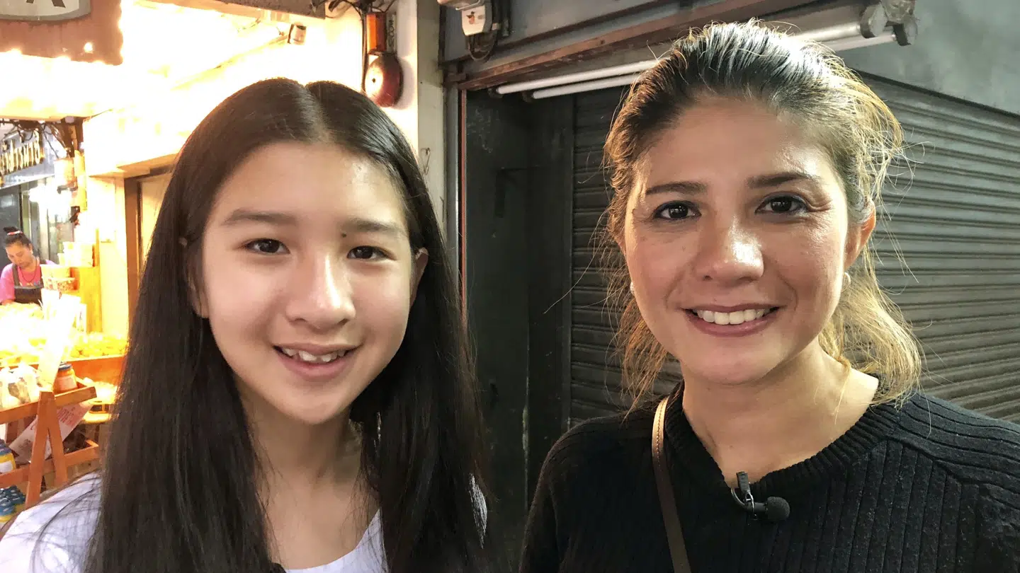 Mint og mor Ratree i Bangkok, efter Mint er blevet udvist af Danmark.
