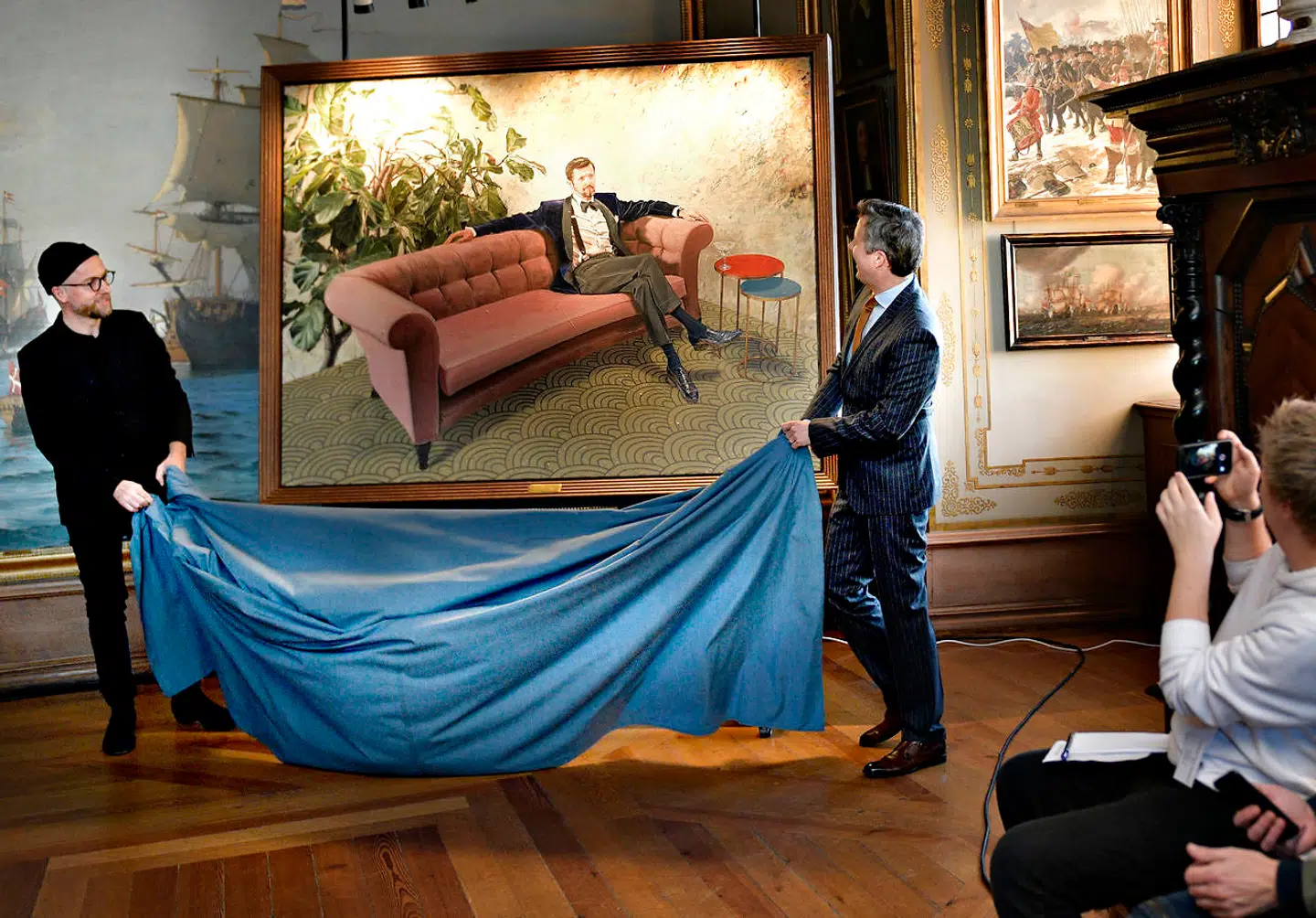 Den 16. november 2018 åbner H.K.H. Kronprinsen billedkunstneren Kasper Eistrups første store retrospektive udstilling på Det Nationalhistoriske Museum på Frederiksborg. I forbindelse med udstillingen afsløres et nyt portræt af Kronprinsen, der er bestilt af museet. Kasper Eistrup, der tidligere har gjort sig bemærket som en fremtrædende rockmusiker, har i de seneste år udelukkende helliget sig billedkunsten. Eistrup har gennem hele livet tegnet og malet, og har deltaget i flere kunststillinger siden 1999. Udstillingen "Fragmentarium" omfatter mere end 70 værker, der sætter det nye portræt af Kronprinsen i relation til kunstnerens samlede ouevre. Blandt de udstillede værker er den store udsmykning til Axel Towers, "The Spider", hvor man bl.a. kan se portrætter af arkitekten Lene Tranbjerg og sangerinden Mø. Eistrup benytter sig af mange forskellige teknikker og sætter gerne fragmenter fra forskellige betydningsuniverser sammen, så nye fortællinger skabes. "Kasper Eistrup skaber med sin kunst helt unikke universer, hvor mennesker og symbolladede genstande og rum væves sammen på en stemningsfuld og meget vedkommende måde. Det er en stor glæde for museet, at vi som de første kan præsentere en stor udstilling, der kommer rundt om Eistrup som menneskeskildrer, og som med portrættet af Kronprinsen får blivende betydning for museets samling, " siger Mette Skougaard, direktør på Frederiksborgmuseet. På udstillingen kan man også se nogle af Kasper Eistrups installationer, hvoraf én er udført specielt til udstillingen på Frederiksborg. Fragmentarium og det nye kongelige portræt kan opleves fra den 17. november 2018 på Frederiksborg Slot. (Foto: Keld Navntoft /Ritzau Scanpix 2018)