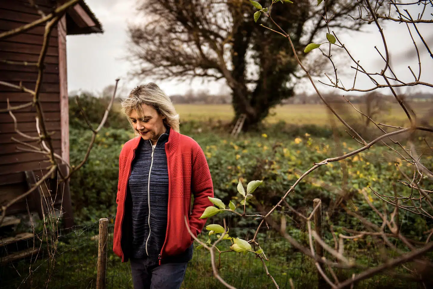 Inuk Hansen mistede sin veninde Helle til kræft. I dag fortæller hun sammen med Helles pårørende historien om et kvindefællesskab, der troede på selvhelbredelse.