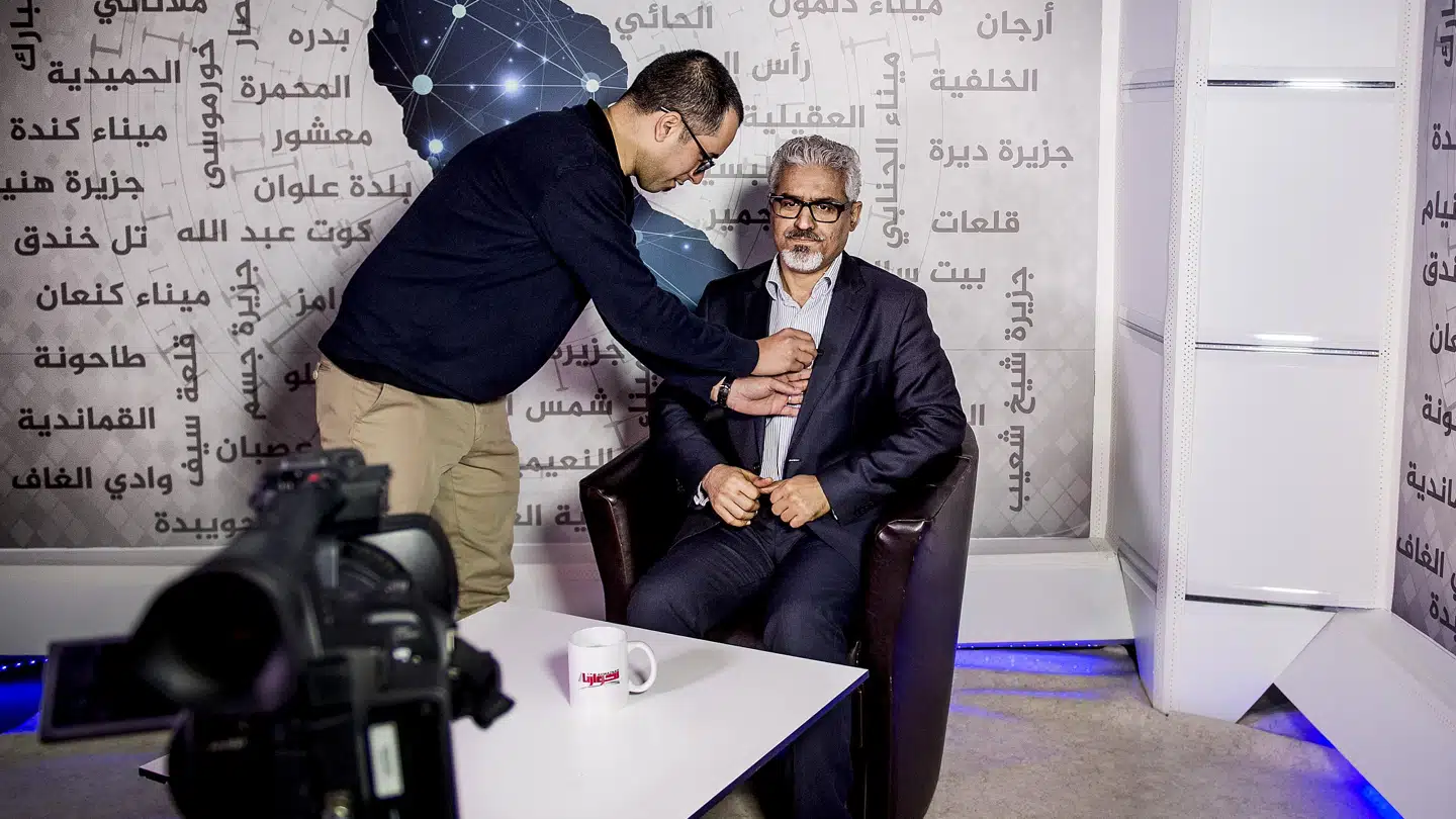 Yaqoub al-Tostari (til venstre) og Habib Jabor fra ASMLA gør klar til udsendelse fra deres TV-studie i Ringsted.