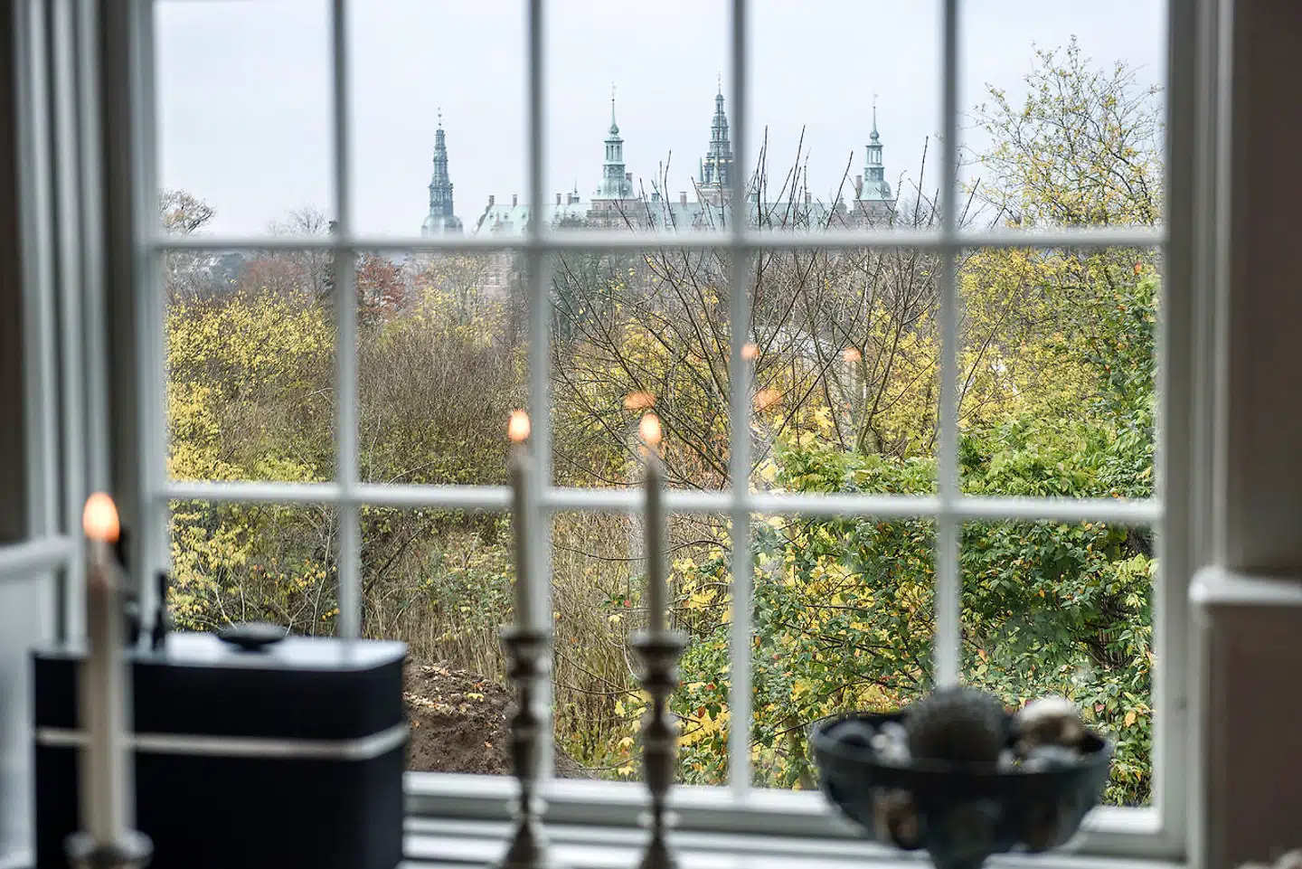 Der er trelagsvinduer over hele huset for at holde på varmen og lukke trafikstøj ude. Gert Andersen har gjort alt selv og har flere opgaver til gode.