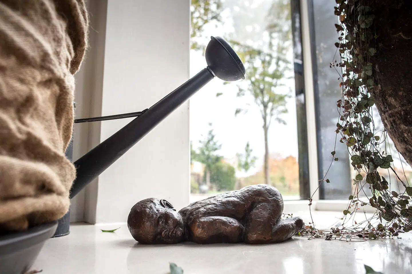 »Jeg befinder mig bedst med kontraster, og når det hele ikke er for fint. Jeg elsker, når der er gang i rummet, og det roder,« siger Bitte Kai Rand.