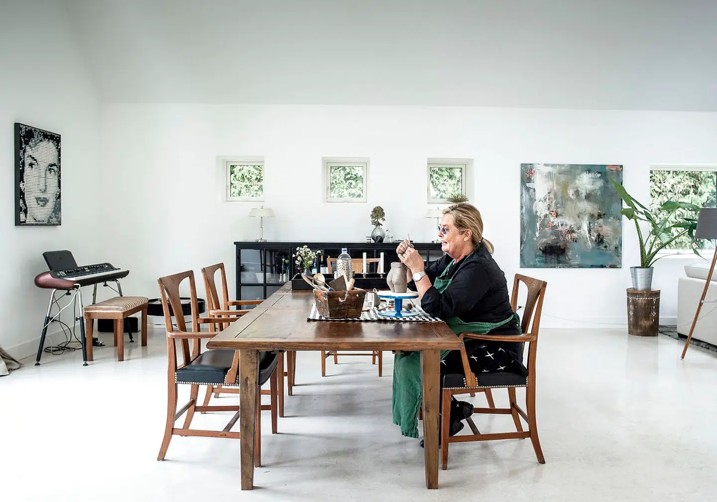 Bitte Kai Rand vil ikke fortrække til arbejdsværelset, når hun arbejder med sine kreative projekter. Der bliver formet numser i ler midt i stuen.