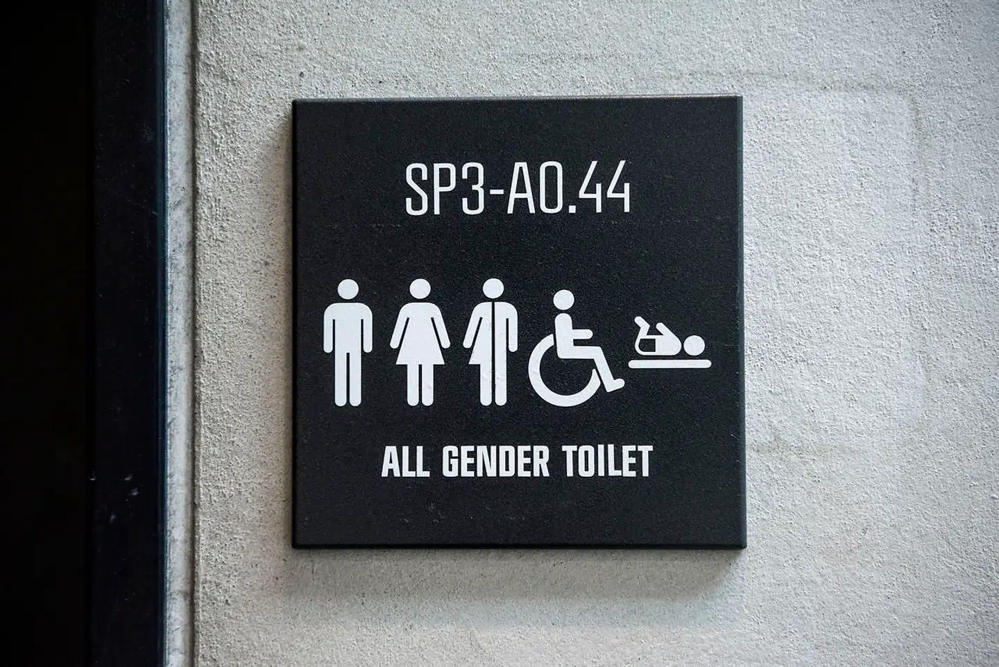 I Danmark var Copenhagen Business School (CBS) blandt nogle af de første til at indføre kønsneutrale toiletter. Nu er tendensen rykket ind i store, mere traditionelle danske virksomheder.