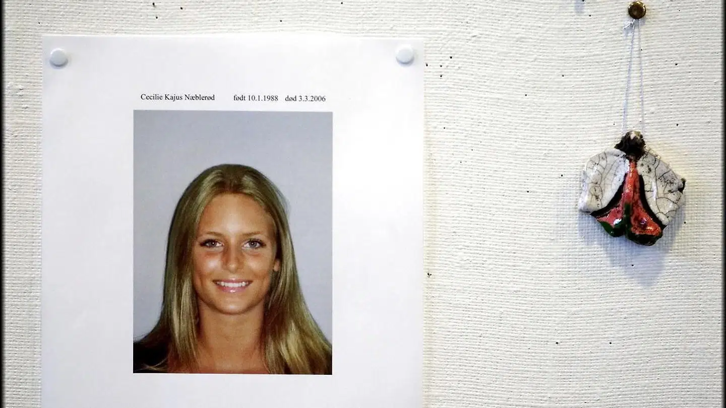 Til mindehøjtideligheden i dagene efter Cilles drab hænger elever en engel op ved siden af billedet af den knivdræbte (arkivfoto).