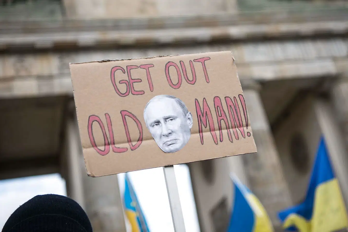 Vrede demonstranter foran Brandenburger Tor i Berlin krævede lørdag fred i Ukraine. På skiltet gav en af dem Ruslands præsident, Vladimir Putin, ren besked: »Skrid gamle mand,« stod der på engelsk.