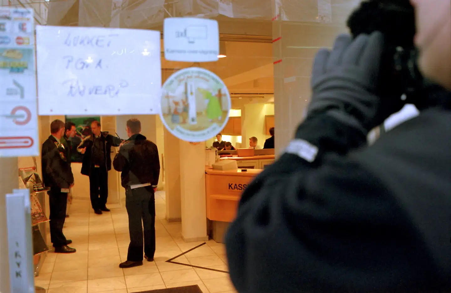 Popkulturen har sværmet om dem, og de har altid i Hollywood været inkarnationen af drømmen om det store kup og så væk. Men bankrøverne er nu få og enten desperate eller dumme. I Danmark var der i 2021 kun et bankrøveri, som til fulde lever op til karakteristikken. Røveriet på billedet har ikke noget med personerne eller bankerne i artiklen at gøre.