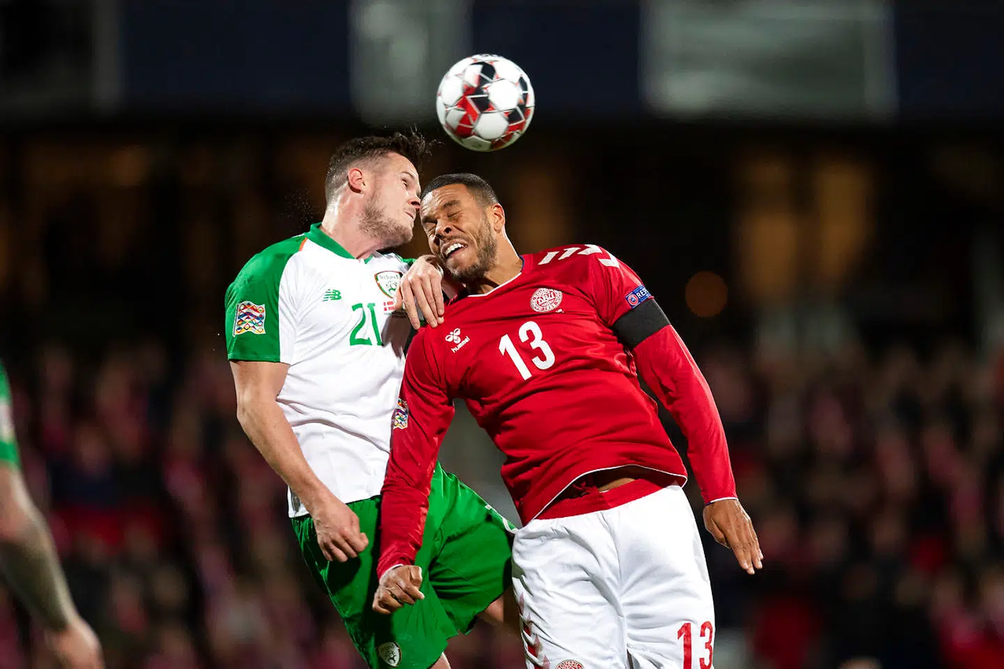 Danmarks Mathias Jørgensen (13) i luften med Irlands Kevin Long (21) under Nations League fodboldkampen mellem Danmark og Irland på Ceres Park i Aarhus, mandag den 19. november 2018.