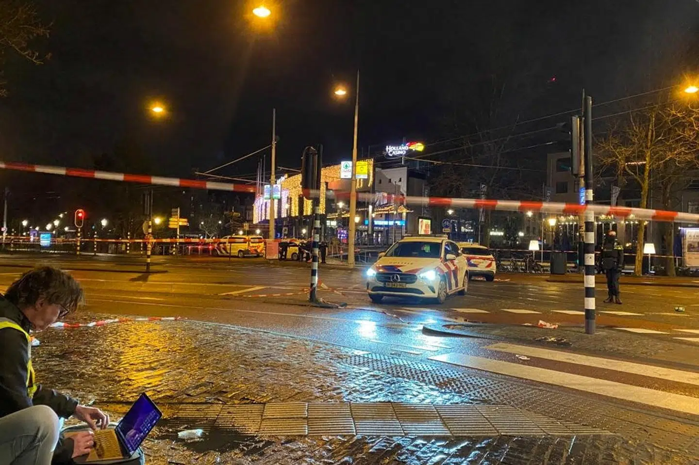 Politiet var talstrærkt tilstede i forbindelse med gidseltagningen i Apple-butikken i det centrale Amsterdam. - Foto Toby Sterling/Reuters